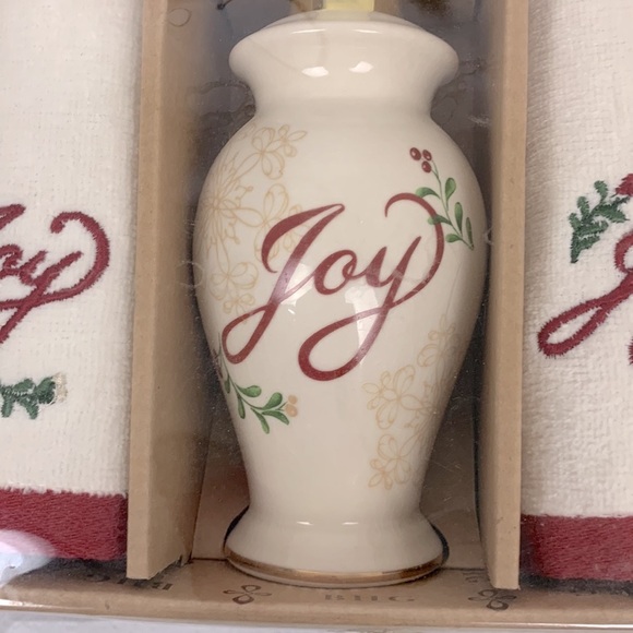 BHG Christmas Soap pump and towel set New in box Creme red Holly design - Picture 2 of 8